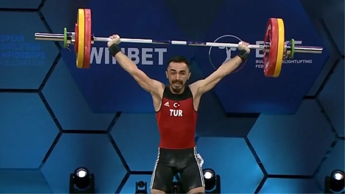 Avrupa Halter Şampiyonası’nda erkekler 55 kiloda milli sporcu Muammer Şahin, koparmada 112 kiloluk kaldırışıyla altın madalya kazandı.