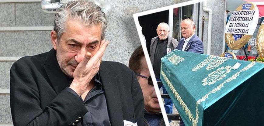 Oyuncu Erkan Petekkaya’nın, babası Akın Petekkaya’yı son yolculuğuna uğurlandı Oyuncu Erkan Petekkaya’nın, babası Akın Petekkaya’yı son yolculuğuna uğurlandı