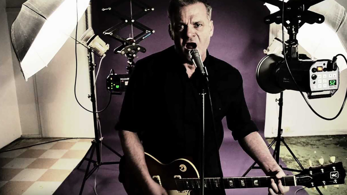 Ünlü müzisyen uçurumdan düşerek hayatını kaybetti…