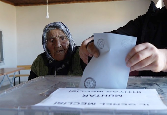 Türkiye’nin en yaşlı seçmeni 117 yaşındaki Arzu nine oyunu kullandı…