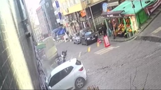 Beşiktaş’ta fren yerine gaza basan kadın sürücü bir kadına çarpıp eve daldı