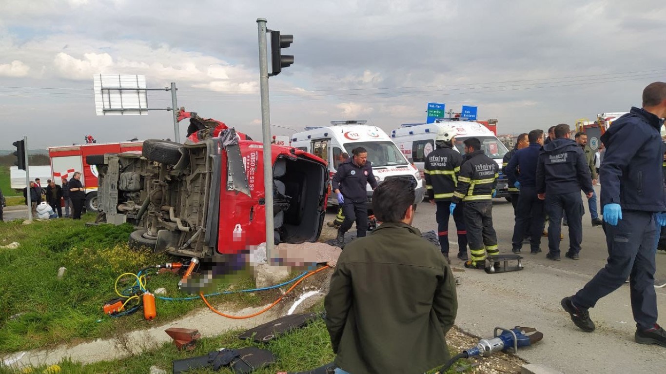 Tekirdağ’da tır, yolcu minibüsüne çarptı: 5 ölü, 10 yaralı Tekirdağ’da tır, yolcu minibüsüne çarptı: 5 ölü, 10 yaralı