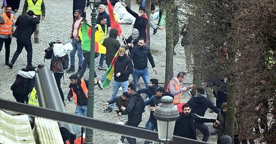 Terör örgütü PKK yandaşlarının Türkiye’nin Hannover Başkonsolosluğuna saldırdı Terör örgütü PKK yandaşlarının Türkiye’nin Hannover Başkonsolosluğuna saldırdı