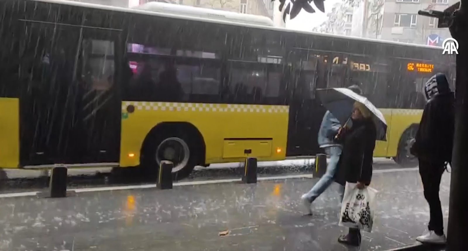 İstanbul’u sağanak ve fırtına vurdu! 23 kent için sarı kod uyarısı!