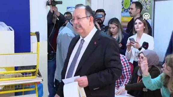 YSK Başkanı Ahmet Yener oyunu kullandı