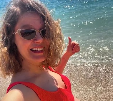 Oyuncu Burcu Biricik, deniz sezonunu Yunanistan’da açtı
