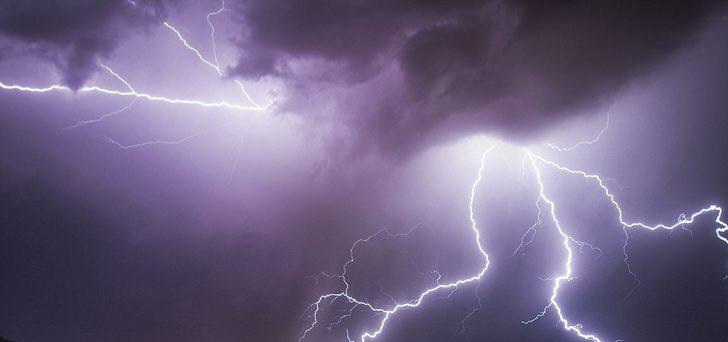 Şimşekler gökyüzünü ışık şovuna dönüştürdü