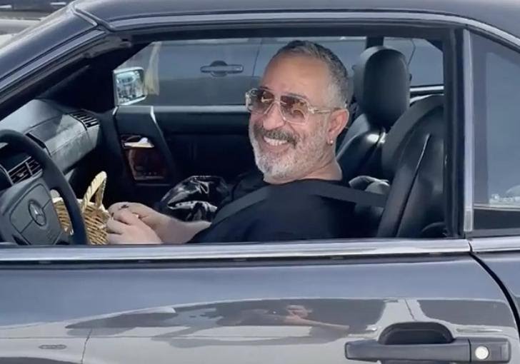 Trafikte Komedyen Cem Yılmaz’ı görünce, “Araban güzelmiş ne iş yapıyorsun?”