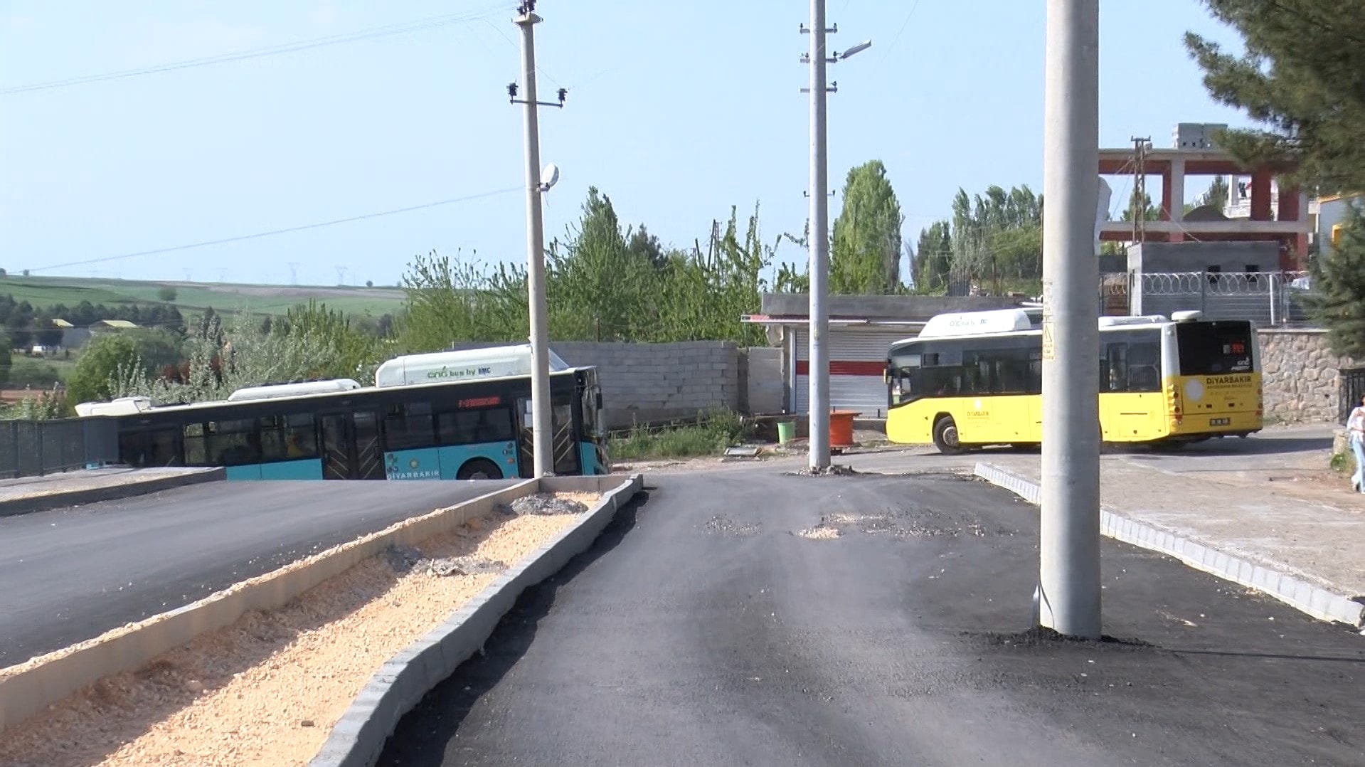 Diyarbakır’daki bir tuhaf yol yapımı Diyarbakır’daki bir tuhaf yol yapımı