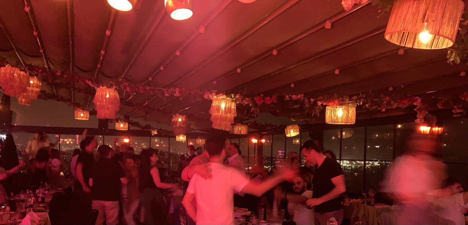 Sebebi Çok Teras: Eşsiz Bir Eğlence ve Lezzet Noktası Sebebi Çok Teras: Eşsiz Bir Eğlence ve Lezzet Noktası