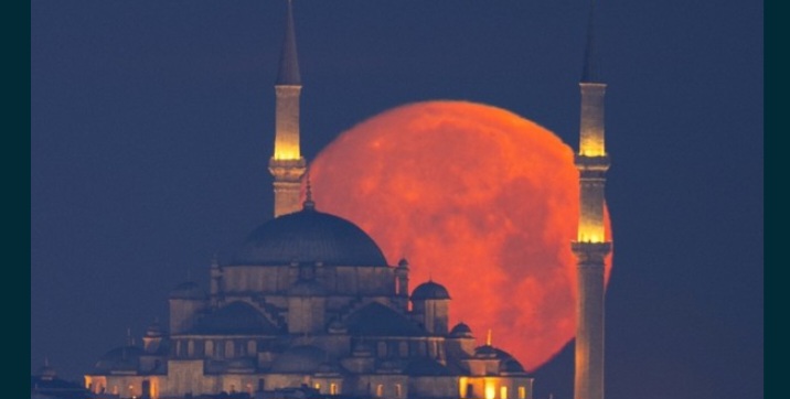 İstanbul’da dolunay, Büyük Çamlıca Camii ile görüntülendi