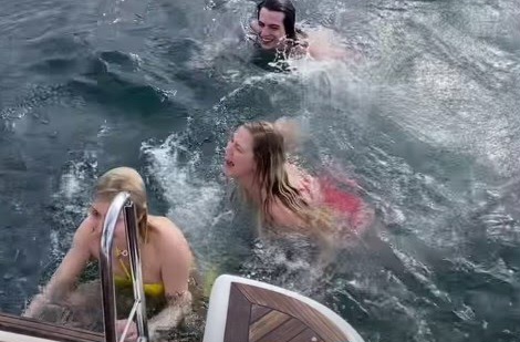 Oyuncu Serel Yereli ile şarkıcı Aleyna Tilki, İstanbul Boğazı’nda deniz keyfi yaptılar