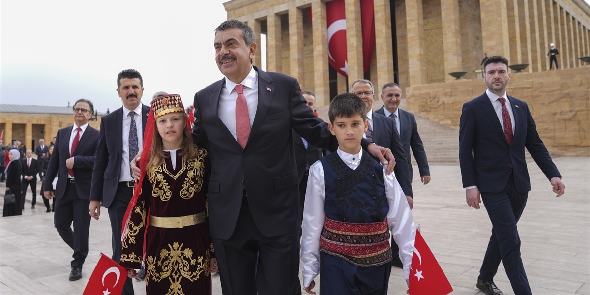 Bakan Yusuf Tekin, 23 Nisan Ulusal Egemenlik ve Çocuk Bayramı dolayısıyla öğretmen ve öğrencilerle Anıtkabir’i ziyaret etti Bakan Yusuf Tekin, 23 Nisan Ulusal Egemenlik ve Çocuk Bayramı dolayısıyla öğretmen ve öğrencilerle Anıtkabir’i ziyaret etti