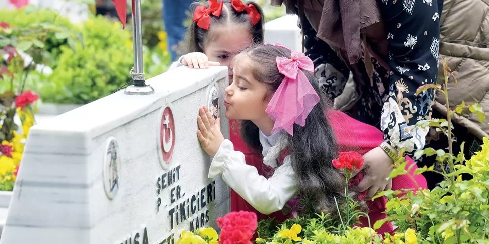 Kahramanların mezarında en acı ziyaret