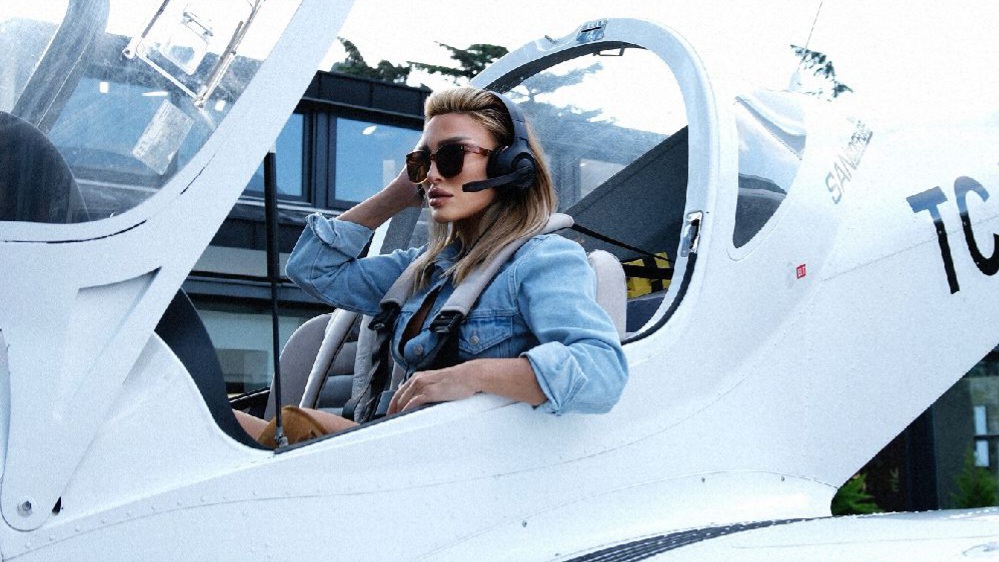 Şarkıcı Seren Serengil’den milyonluk poz!