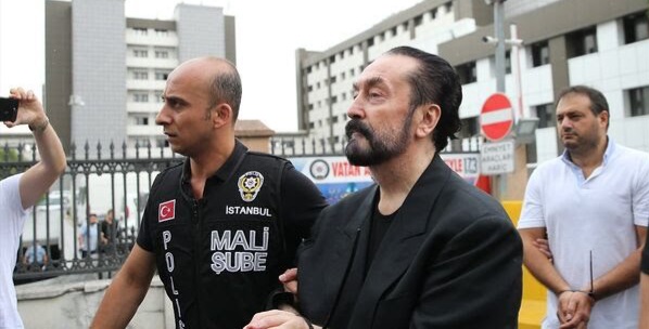 Adnan Oktar hakim karşısında: İngiliz derin devletinin oyunu Adnan Oktar hakim karşısında: İngiliz derin devletinin oyunu