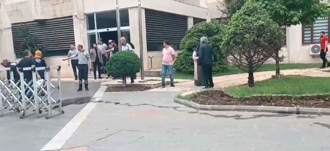 Batman Belediyesi önünde kendini yakmak istedi