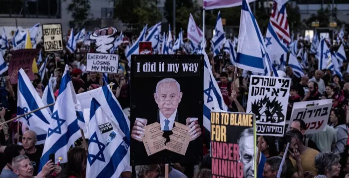 On binlerce İsrailli, esir takası anlaşması ve Binyamin Netanyahu’nun istifası için sokaklara indi On binlerce İsrailli, esir takası anlaşması ve Binyamin Netanyahu’nun istifası için sokaklara indi