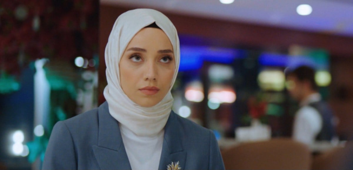 Özge Özacar’ın, hayattaki havalı pozları şaşırttı! Özge Özacar’ın, hayattaki havalı pozları şaşırttı!