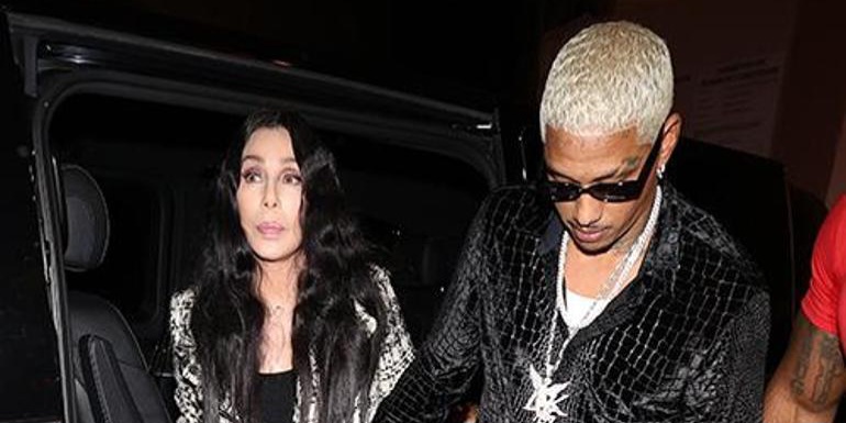 77 yaşındaki oyuncu Cher, 40 yaş genç sevgilisiyle aşk yaşıyor