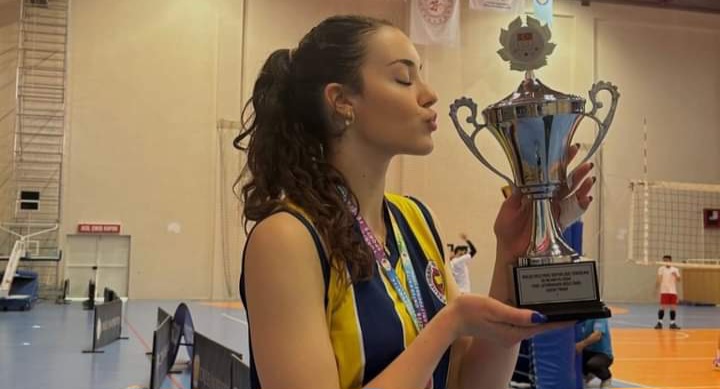 Fenerbahçe Üniversitesi Kadın Voleybol Takımı: 1. Lig Türkiye Şampiyonu oldu