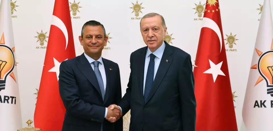Cumhurbaşkanı Erdoğan ve Özgür Özel görüşmesi: CHP Genel Merkezi’nde ziyaret kararı Cumhurbaşkanı Erdoğan ve Özgür Özel görüşmesi: CHP Genel Merkezi’nde ziyaret kararı