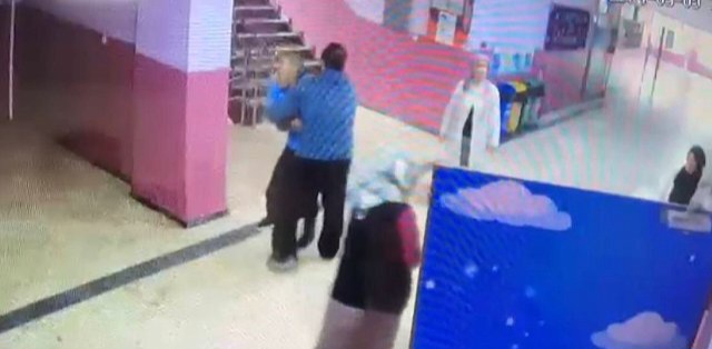 Okulda dehşet! Maltepe’de bir veli okulu bastı, ortalığı birbirine kattı