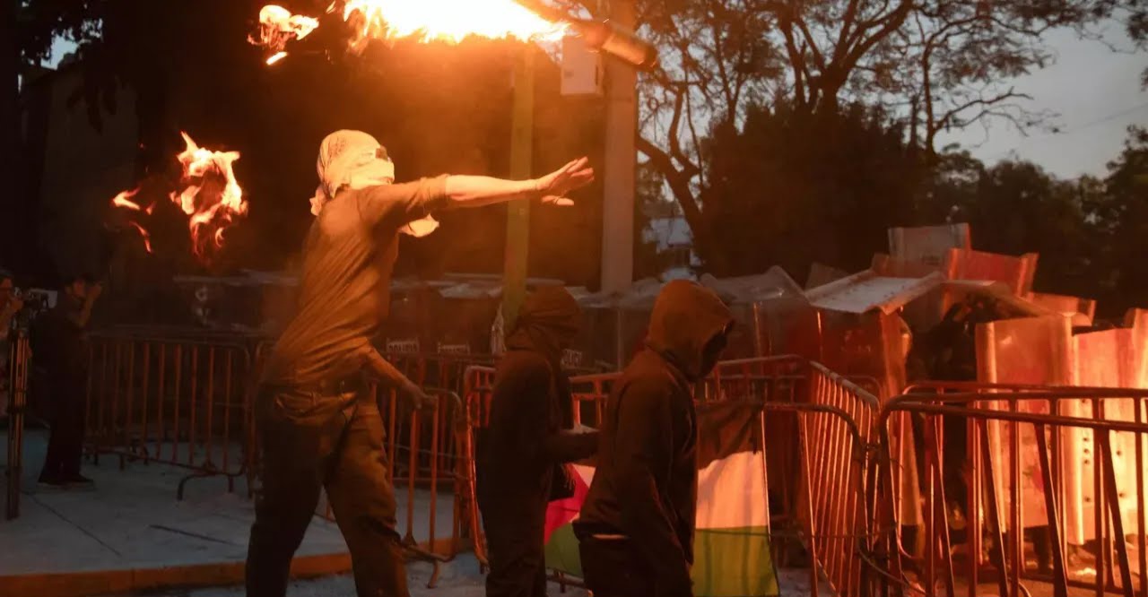 Meksika’da Filistin eylemi: Eylemciler İsrail Büyükelçiliği’ne molotof attı! Meksika’da Filistin eylemi: Eylemciler İsrail Büyükelçiliği’ne molotof attı!