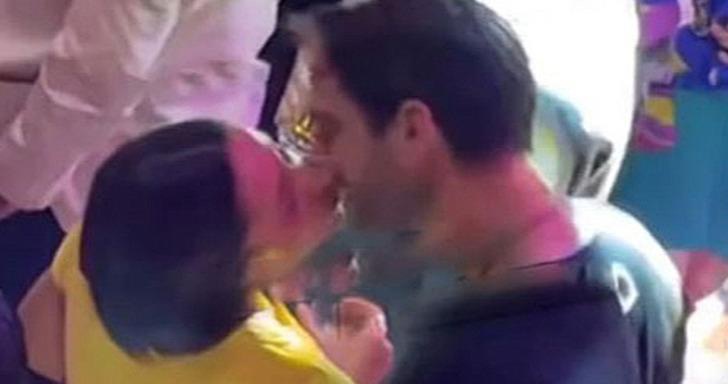 Zeynep Bastık ve Serkay Tütüncü dudak dudağa yakalandı Zeynep Bastık ve Serkay Tütüncü dudak dudağa yakalandı