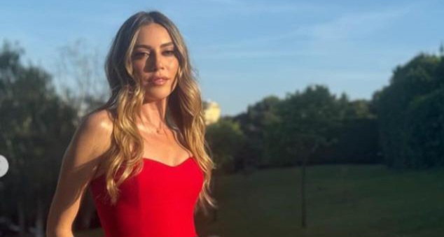 Sinem Kobal, ödül gecesinde kırmızı elbisesi ile boy gösterdi