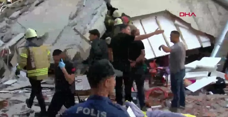 Küçükçekmece’de bina çöktü! Enkaz altında kalanlar var Küçükçekmece’de bina çöktü! Enkaz altında kalanlar var