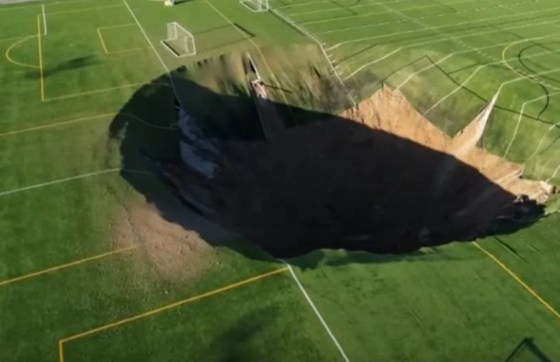 Futbol sahasında şaşırtan dev obruk!