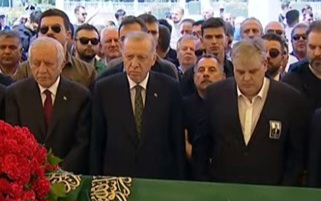 Cumhurbaşkanı Erdoğan, eski başbakanlardan Tansu Çiller’in eşi Özer’in cenaze törenine katıldı Cumhurbaşkanı Erdoğan, eski başbakanlardan Tansu Çiller’in eşi Özer’in cenaze törenine katıldı
