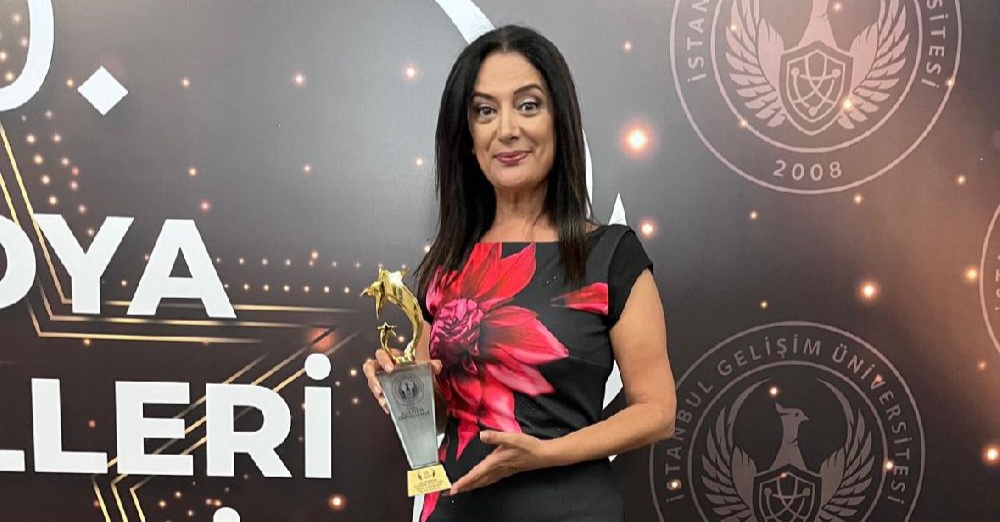 Veda Yurtsever, “en iyi kadın TV dizi oyuncusu” ödülünü aldı Veda Yurtsever, “en iyi kadın TV dizi oyuncusu” ödülünü aldı