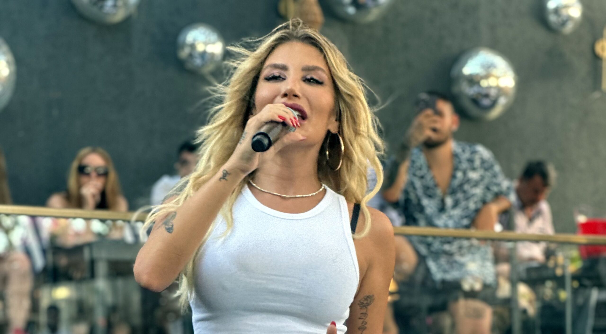 İrem Derici’den erkek erkeğe eğlenenlere: Karate salonu gibisiniz İrem Derici’den erkek erkeğe eğlenenlere: Karate salonu gibisiniz