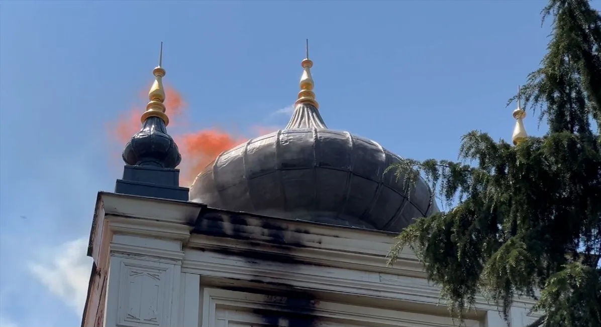 Sağlık Bilimleri Üniversitesi’nde yangın: 121 yıllık kubbe küle döndü Sağlık Bilimleri Üniversitesi’nde yangın: 121 yıllık kubbe küle döndü