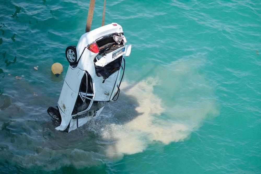 Adana’da feci kaza: Otomobil göle uçtu, 4 kişilik aile yok oldu