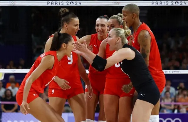 Olimpiyatlarda çeyrek finaldeyiz: Filenin Sultanları tarih yazmaya devam ediyor Olimpiyatlarda çeyrek finaldeyiz: Filenin Sultanları tarih yazmaya devam ediyor