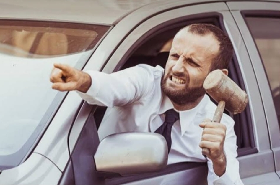 Trafikte sinirlimisiniz: Trafikte Önce Lüx Araban değil Önce İnsan