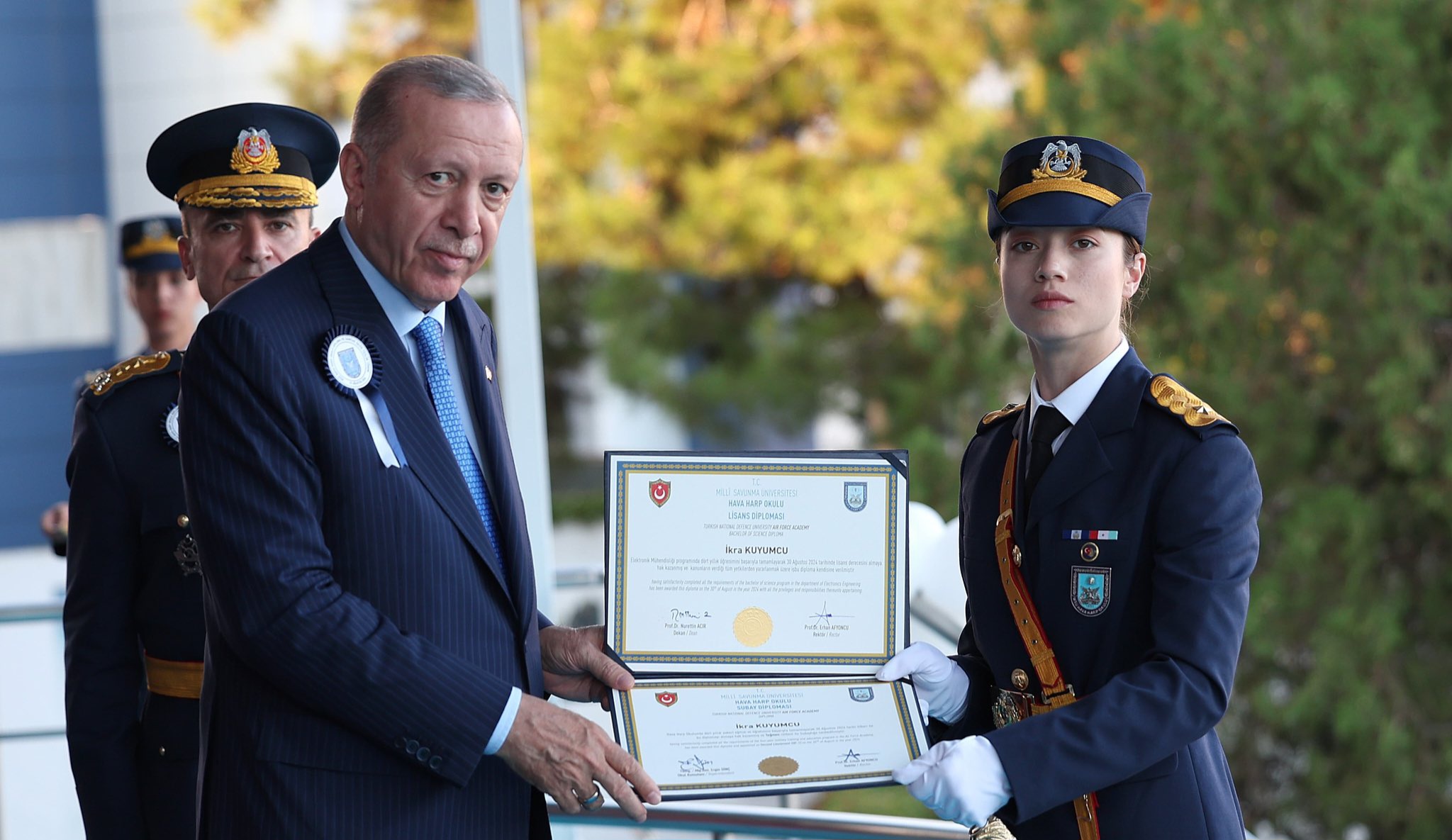 Cumhurbaşkanı Erdoğan’ın elinden diploma aldı: Hava Harp Okulu dönem birincisi İkra Kuyumcu