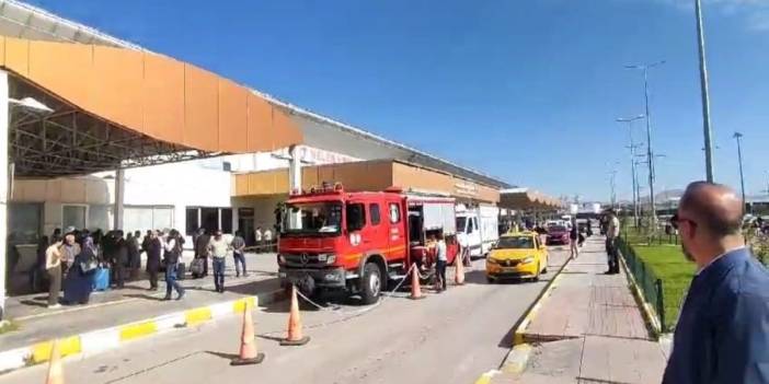 Van Ferit Melen Havalimanı’nda korkutan yangın: Yolcular tahliye edildi Van Ferit Melen Havalimanı’nda korkutan yangın: Yolcular tahliye edildi