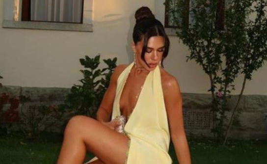 Sibil Çetinkaya’nın dekolteli elbisesiyle pozları mest etti Sibil Çetinkaya’nın dekolteli elbisesiyle pozları mest etti