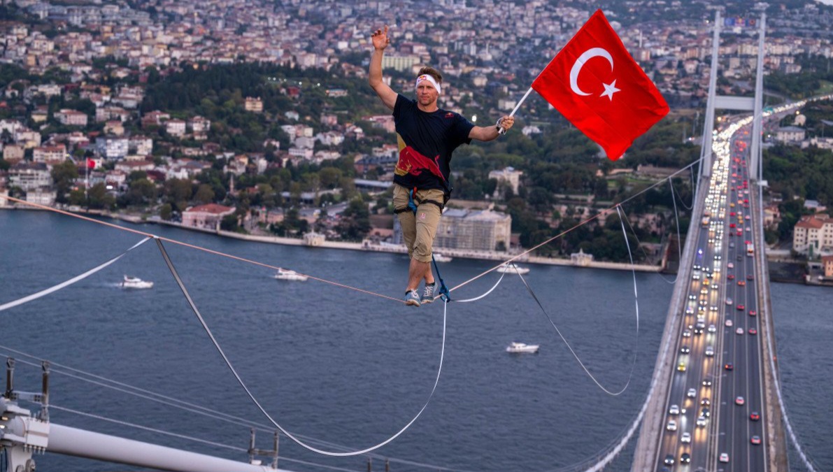 Boğazı ip üstünde geçti! İzleyenler nefeslerini tuttular Boğazı ip üstünde geçti! İzleyenler nefeslerini tuttular