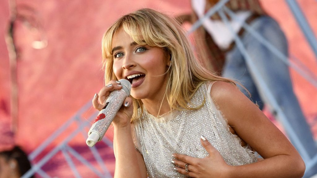 Sabrina Carpenter, konserinde skandal anlar: Annem sevgilimle yatıyor