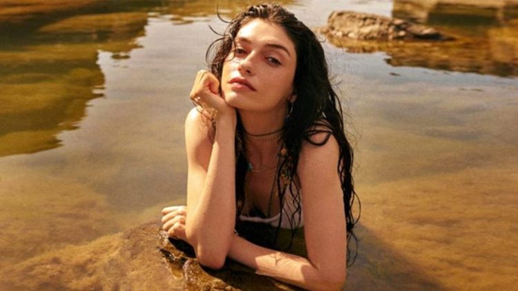 Hazar Ergüçlü’nün bikinili pozları sosyal medyayı sağladı Hazar Ergüçlü’nün bikinili pozları sosyal medyayı sağladı