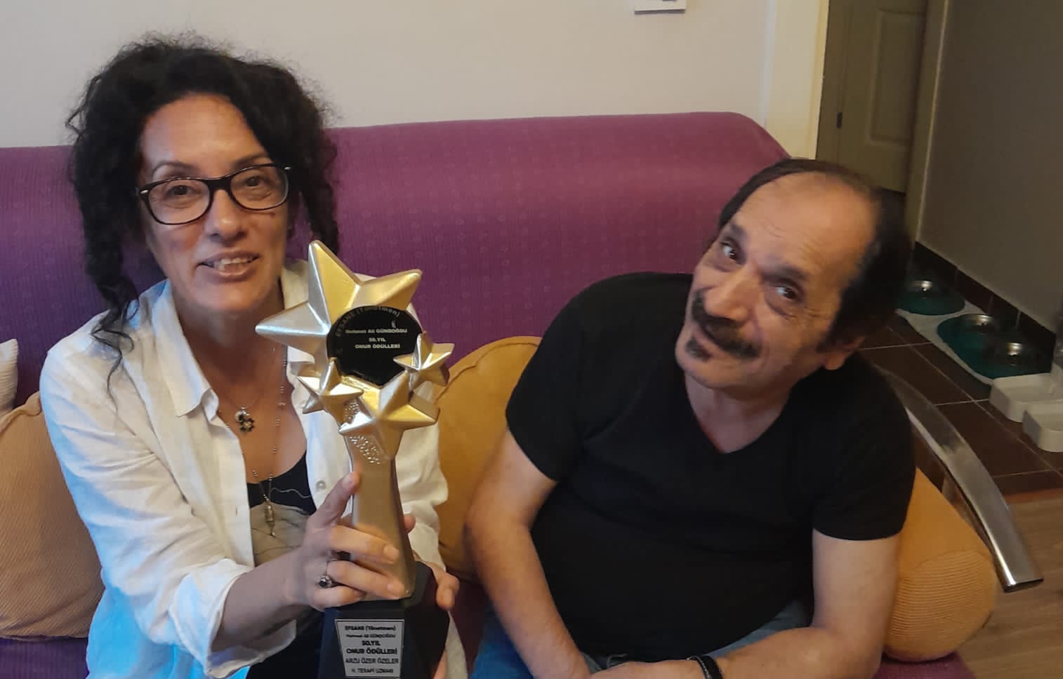 Efsane Yönetmen Mehmet Ali Gündoğdu’nun 50. Yıl Ödül Töreninde Arzu Özer Özeler’e Ödül