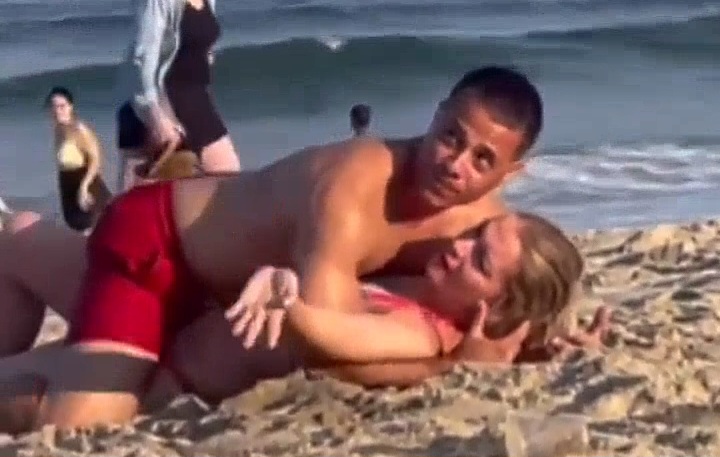 Pes dedirten görüntü! Plajda sevişen çift gündem oldu