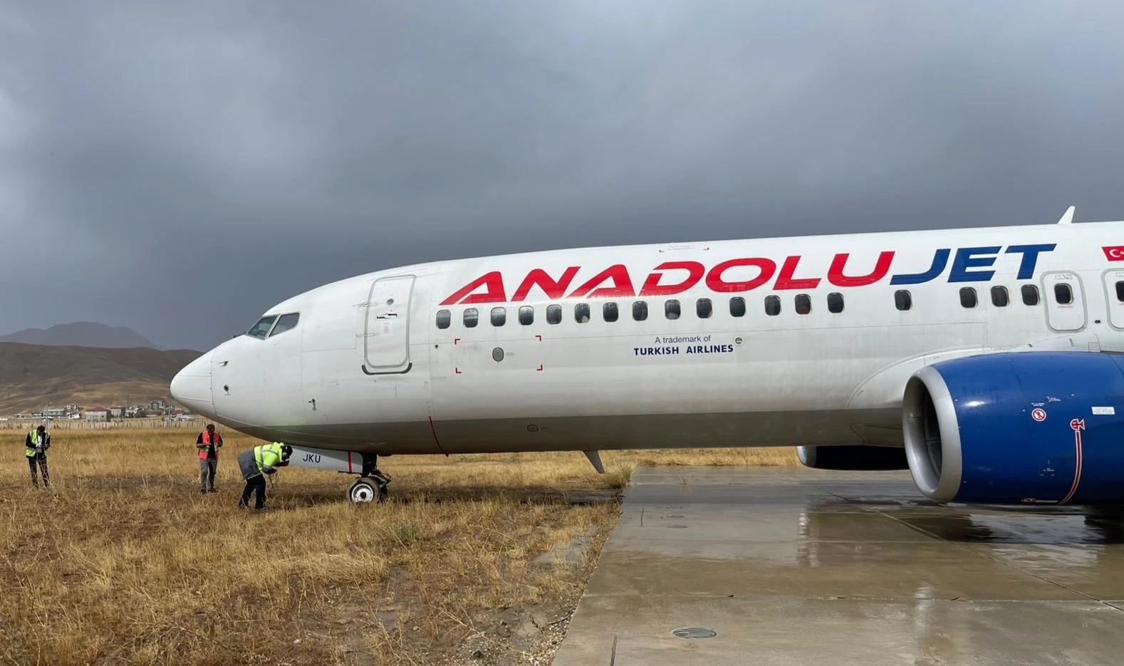 Hakkari Selahaddin Eyyubi Havalimanı’nda korku dolu anlar: Yolcu uçağı pistten çıktı! Hakkari Selahaddin Eyyubi Havalimanı’nda korku dolu anlar: Yolcu uçağı pistten çıktı!