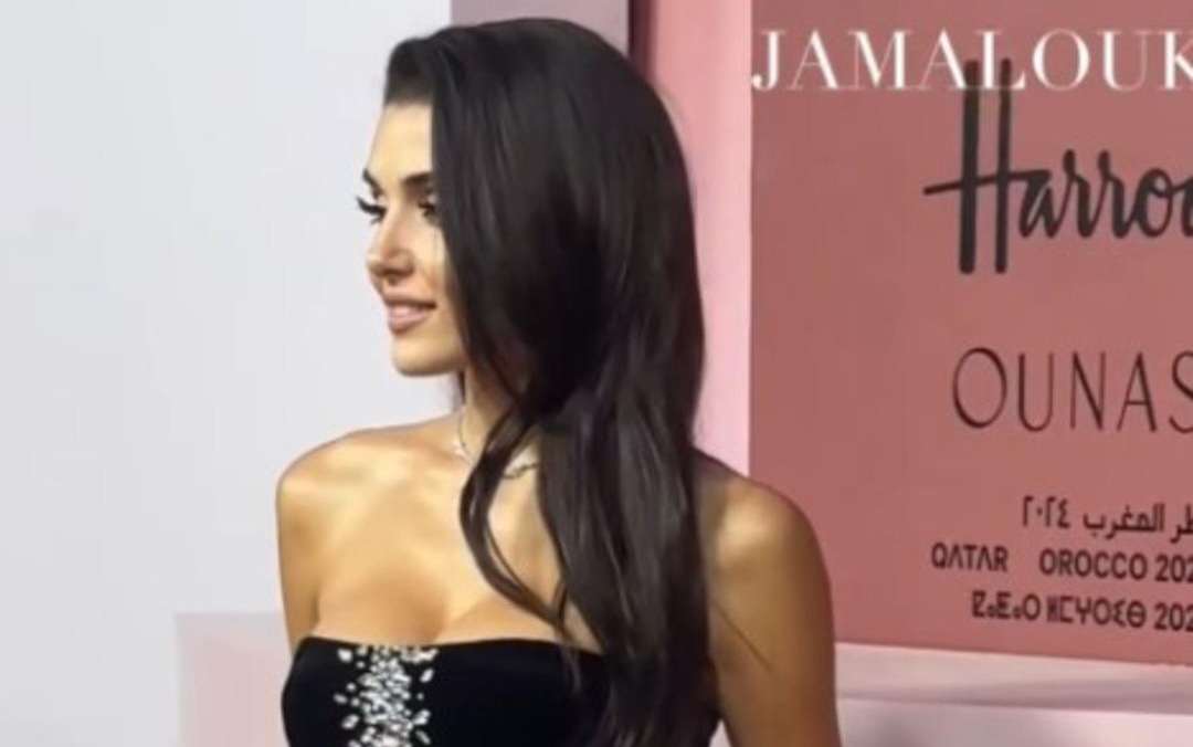 Hande Erçel, Trust Arabia Ödülleri’nde muhteşem görüntüsüyle büyüledi Hande Erçel, Trust Arabia Ödülleri’nde muhteşem görüntüsüyle büyüledi