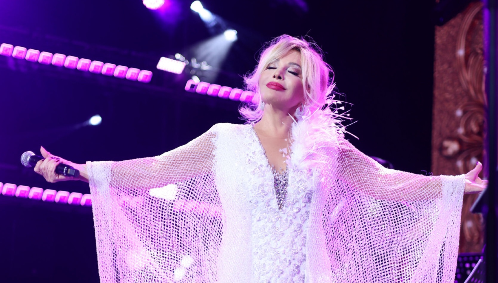 Emel Sayın, Harbiye Cemil Topuzlu Açıkhava Tiyatrosu’nda konser verdi